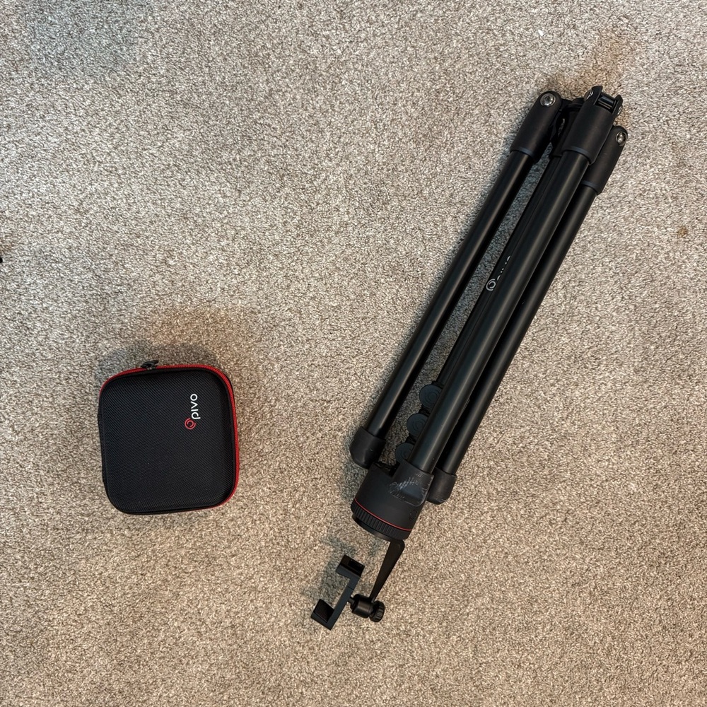 Pivo Black Tripod with Remote - Picture 5 of 16